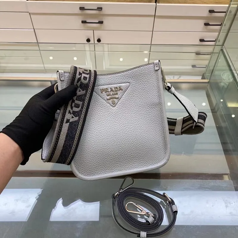 All categories Official website "Brand Women's Bags" Women's Bags 💙 PRADA 2022 official new Prada crossbody bag wholesale Original order quality 58005500 Size: 20-19-6Cm