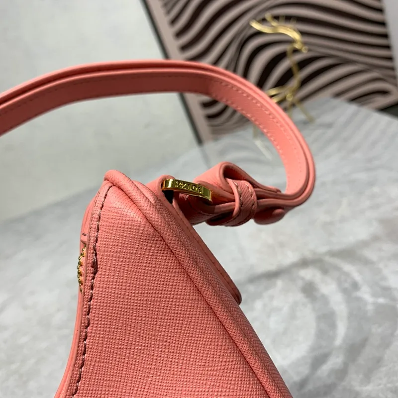 All Categories Official Website "Brand Women's Bags" Women's Bags 💙 PRADA Prada 2022 counter latest hobo women's full leather armpit bag 1BH307 is made of cross-grain cowhide imported from Italy, triangle brand metal hardware, equipped with a small tag keychain, 80 cm adjustable shoulder strap, single shoulder + crossbody + handheld multi-functional carrying method, cloth lining, 175 OEM code. size: