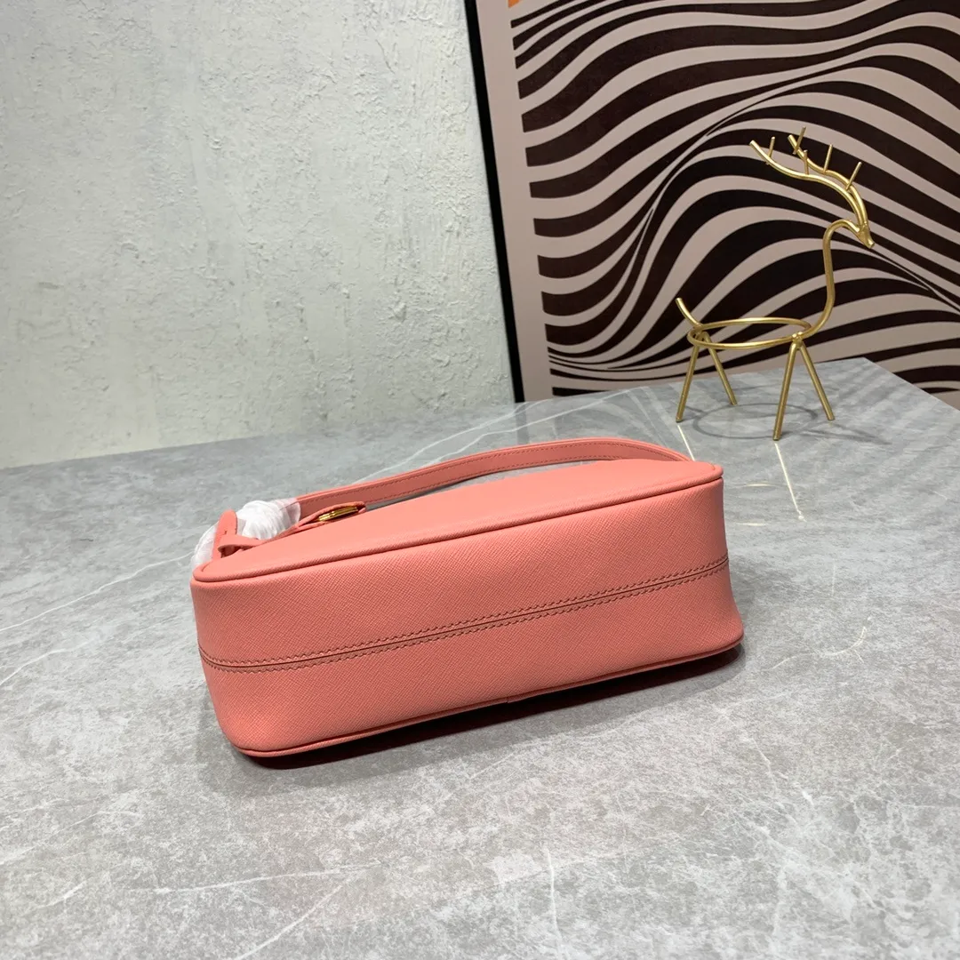 All Categories Official Website "Brand Women's Bags" Women's Bags 💙 PRADA Prada 2022 counter latest hobo women's full leather armpit bag 1BH307 is made of cross-grain cowhide imported from Italy, triangle brand metal hardware, equipped with a small tag keychain, 80 cm adjustable shoulder strap, single shoulder + crossbody + handheld multi-functional carrying method, cloth lining, 175 OEM code. size: