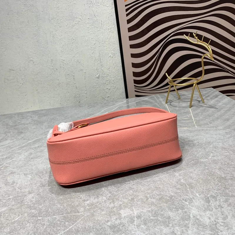 All Categories Official Website "Brand Women's Bags" Women's Bags 💙 PRADA Prada 2022 counter latest hobo women's full leather armpit bag 1BH307 is made of cross-grain cowhide imported from Italy, triangle brand metal hardware, equipped with a small tag keychain, 80 cm adjustable shoulder strap, single shoulder + crossbody + handheld multi-functional carrying method, cloth lining, 175 OEM code. size: