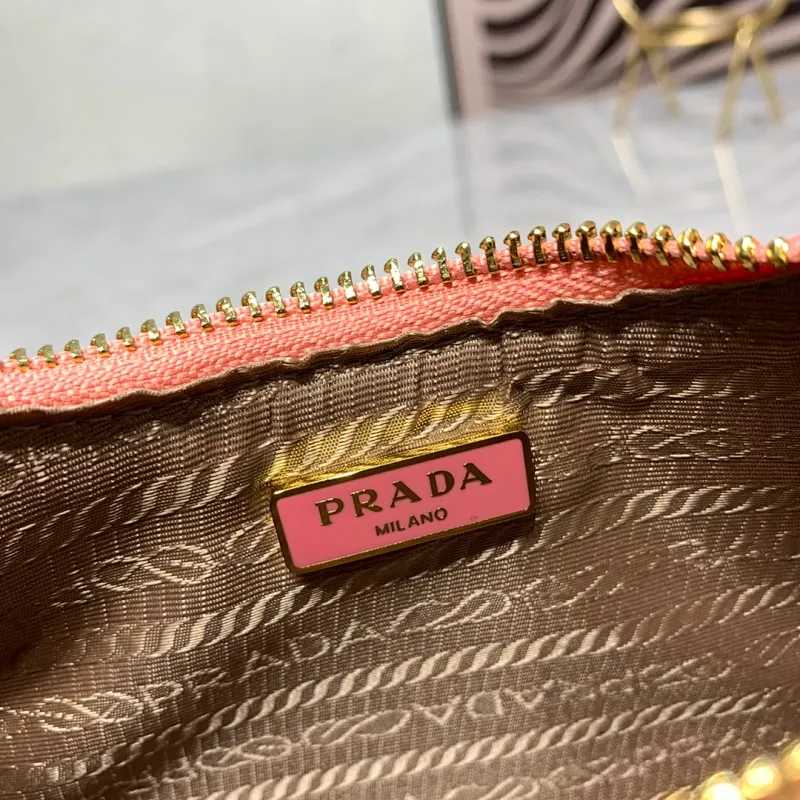 All Categories Official Website "Brand Women's Bags" Women's Bags 💙 PRADA Prada 2022 counter latest hobo women's full leather armpit bag 1BH307 is made of cross-grain cowhide imported from Italy, triangle brand metal hardware, equipped with a small tag keychain, 80 cm adjustable shoulder strap, single shoulder + crossbody + handheld multi-functional carrying method, cloth lining, 175 OEM code. size: