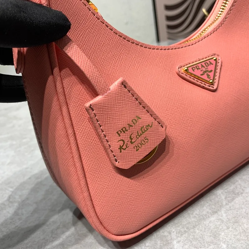 All Categories Official Website "Brand Women's Bags" Women's Bags 💙 PRADA Prada 2022 counter latest hobo women's full leather armpit bag 1BH307 is made of cross-grain cowhide imported from Italy, triangle brand metal hardware, equipped with a small tag keychain, 80 cm adjustable shoulder strap, single shoulder + crossbody + handheld multi-functional carrying method, cloth lining, 175 OEM code. size: