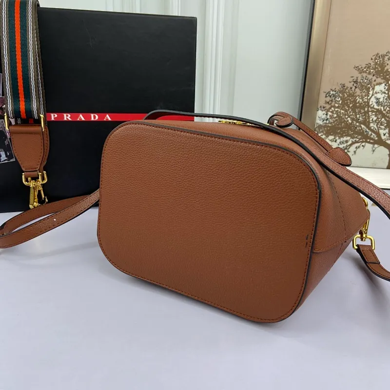 All categories Official website "Brand Women's Bags" Women's Bags 💙 PRADA 2022 official new Prada calfskin pebbled crossbody bag wholesale 58002300 High quality Size: 21-25-15CM