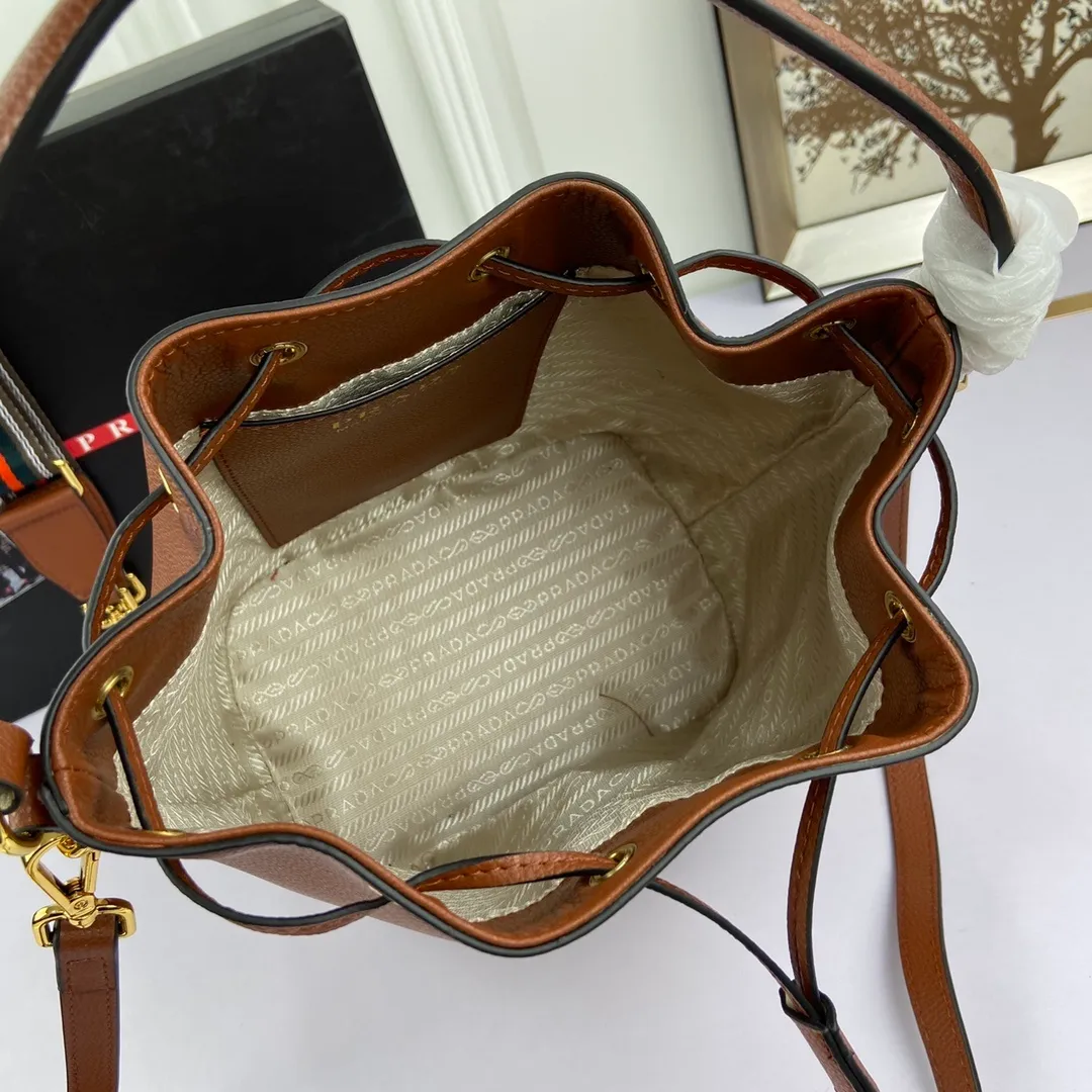 All categories Official website "Brand Women's Bags" Women's Bags 💙 PRADA 2022 official new Prada calfskin pebbled crossbody bag wholesale 58002300 High quality Size: 21-25-15CM