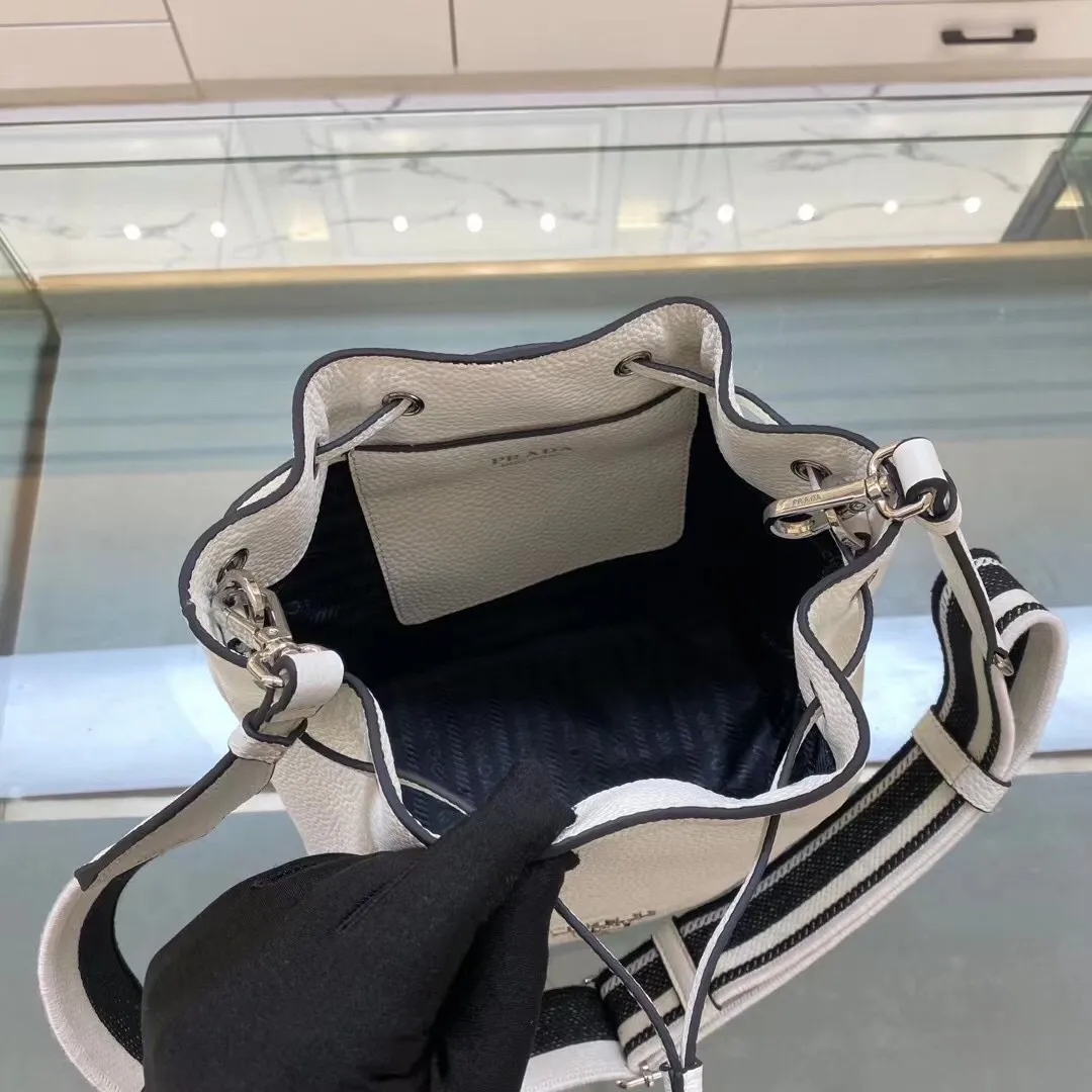 All categories Official website "Brand Women's Bags" Women's Bags 💙 PRADA 2022 Official New Prada Bucket Bag Wholesale Original Order Quality 58006000 Size: 20-25-14Cm
