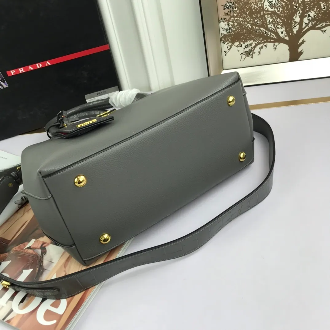 All categories Official website "Brand Women's Bags" Women's Bags 💙 PRADA 2022 official new Prada calfskin handbag wholesale 58002500 High quality Size: 30-24-14CM