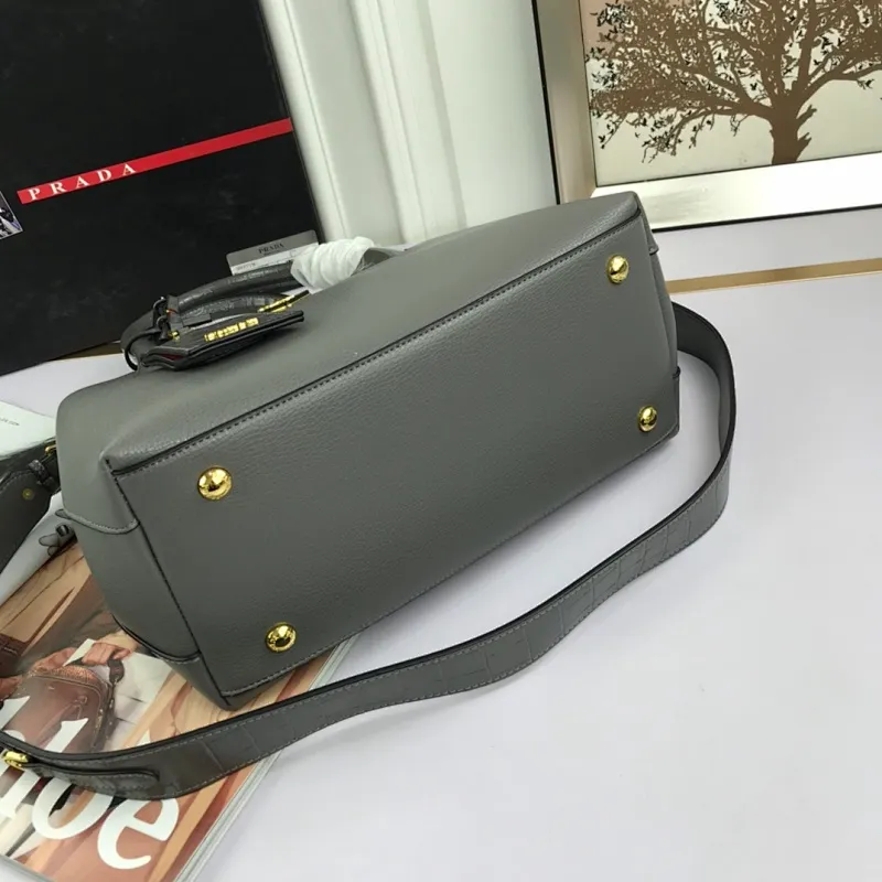 All categories Official website "Brand Women's Bags" Women's Bags 💙 PRADA 2022 official new Prada calfskin handbag wholesale 58002500 High quality Size: 30-24-14CM