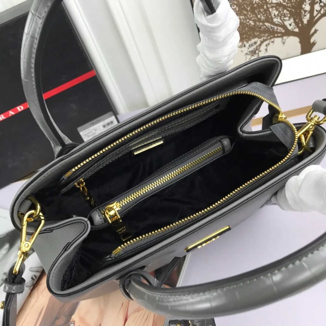 All categories Official website "Brand Women's Bags" Women's Bags 💙 PRADA 2022 official new Prada calfskin handbag wholesale 58002500 High quality Size: 30-24-14CM