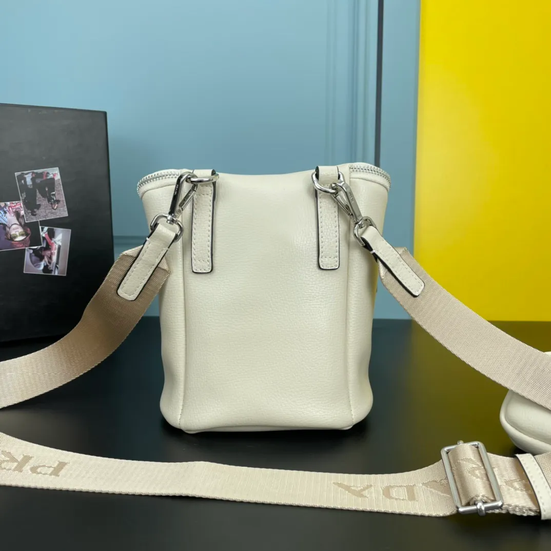 All categories Official website "Brand Women's Bags" Women's Bags 💙 PRADA 2022 Official New Prada Crossbody Bag Wholesale 58002200 High Quality Size: 21-15-15CM