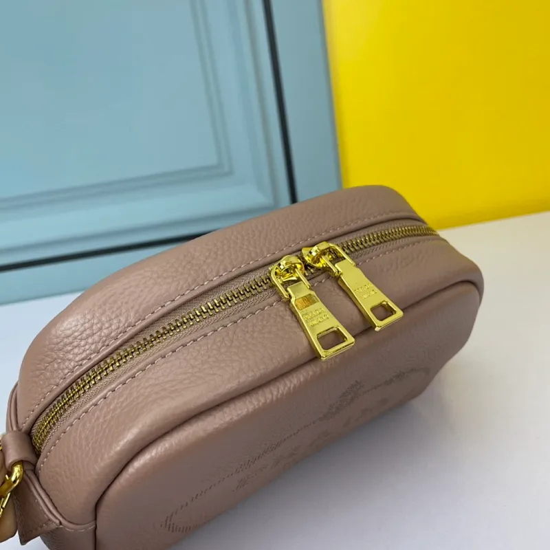 All categories Official website "Brand Women's Bags" Women's Bags 💙 PRADA replica PRADA, fine imitation PRADA bags, PRADA shoulder bags, 2023 official latest version PRADA cowhide camera bag, bag factory, original material, size: 21-14-8CM