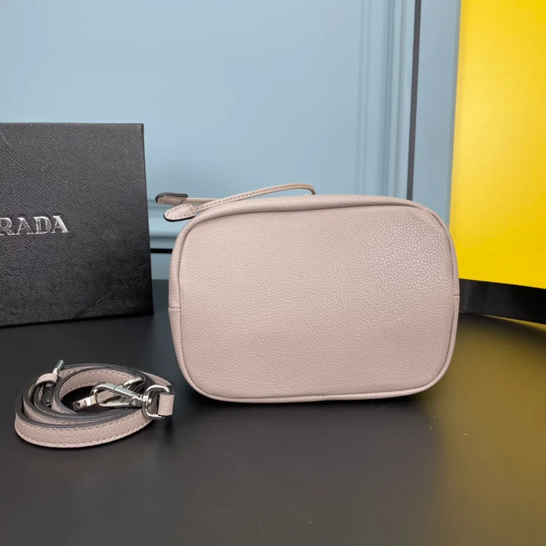 All categories Official website "Brand Women's Bags" Women's Bags 💙 PRADA 2022 official new Prada cowhide backpack wholesale 58001700 High quality Size: 20-25-14CM