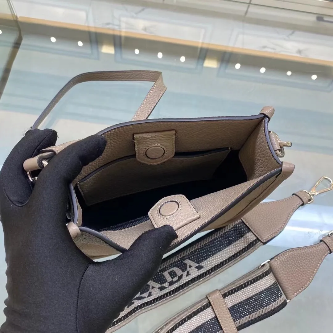 All categories Official website "Brand Women's Bags" Women's Bags 💙 PRADA 2022 official new Prada crossbody bag wholesale Original order quality 58005500 Size: 20-19-6Cm