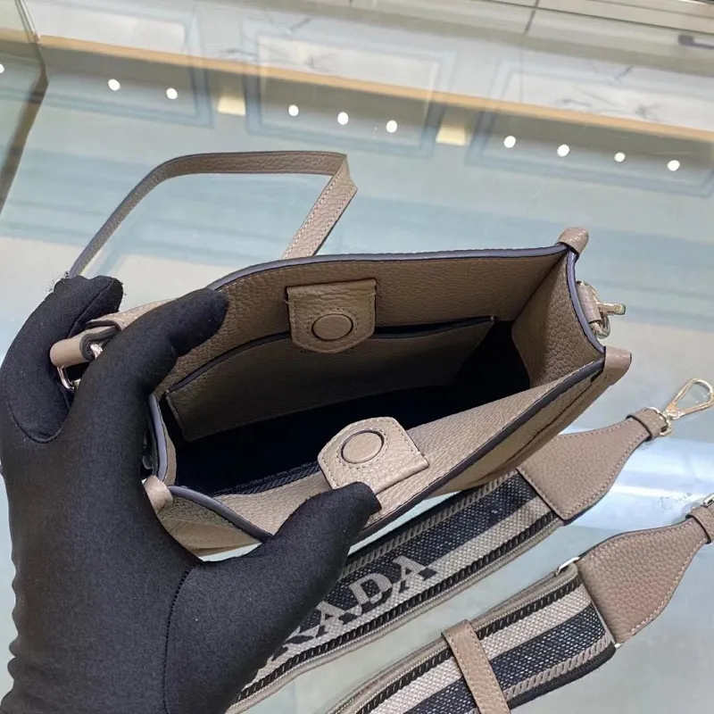 All categories Official website "Brand Women's Bags" Women's Bags 💙 PRADA 2022 official new Prada crossbody bag wholesale Original order quality 58005500 Size: 20-19-6Cm