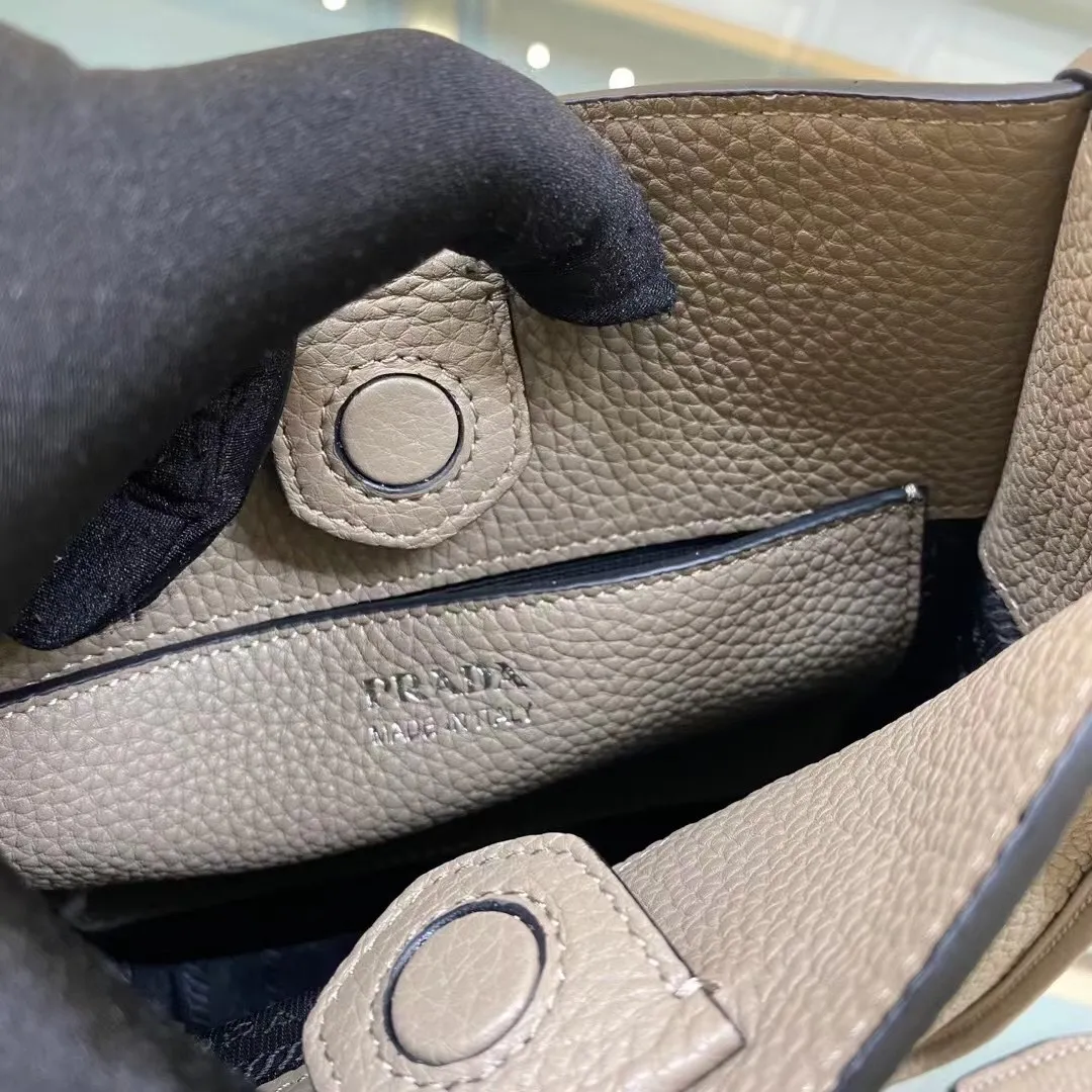 All categories Official website "Brand Women's Bags" Women's Bags 💙 PRADA 2022 official new Prada crossbody bag wholesale Original order quality 58005500 Size: 20-19-6Cm