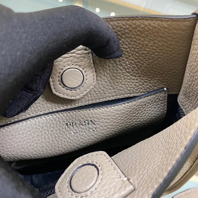 All categories Official website "Brand Women's Bags" Women's Bags 💙 PRADA 2022 official new Prada crossbody bag wholesale Original order quality 58005500 Size: 20-19-6Cm
