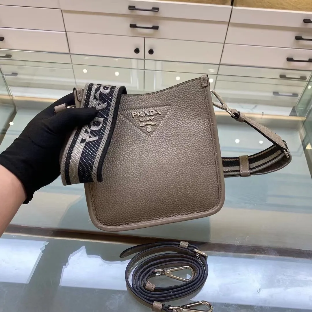 All categories Official website "Brand Women's Bags" Women's Bags 💙 PRADA 2022 official new Prada crossbody bag wholesale Original order quality 58005500 Size: 20-19-6Cm