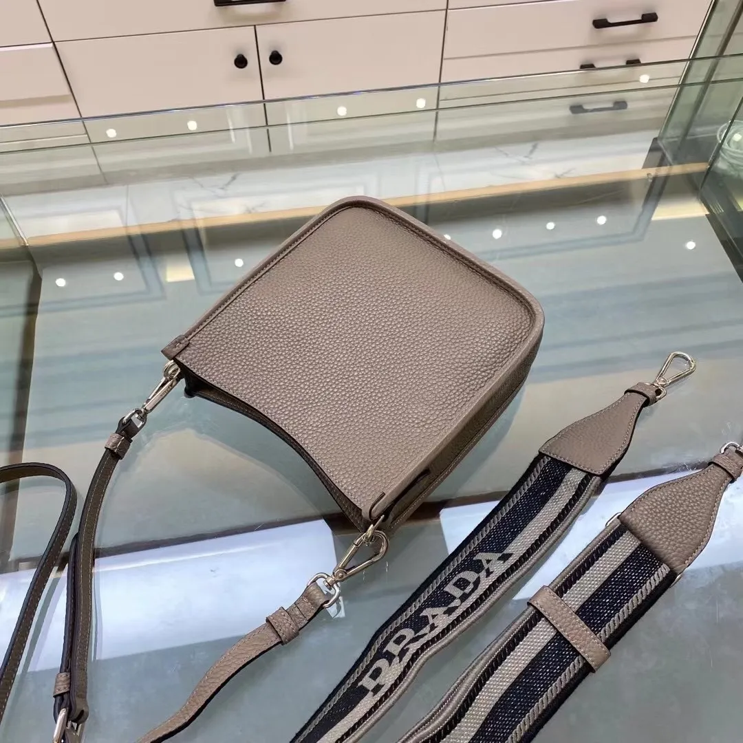 All categories Official website "Brand Women's Bags" Women's Bags 💙 PRADA 2022 official new Prada crossbody bag wholesale Original order quality 58005500 Size: 20-19-6Cm