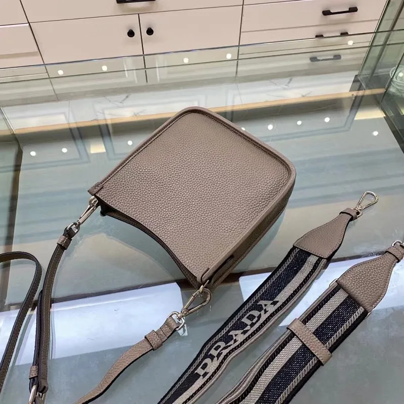 All categories Official website "Brand Women's Bags" Women's Bags 💙 PRADA 2022 official new Prada crossbody bag wholesale Original order quality 58005500 Size: 20-19-6Cm