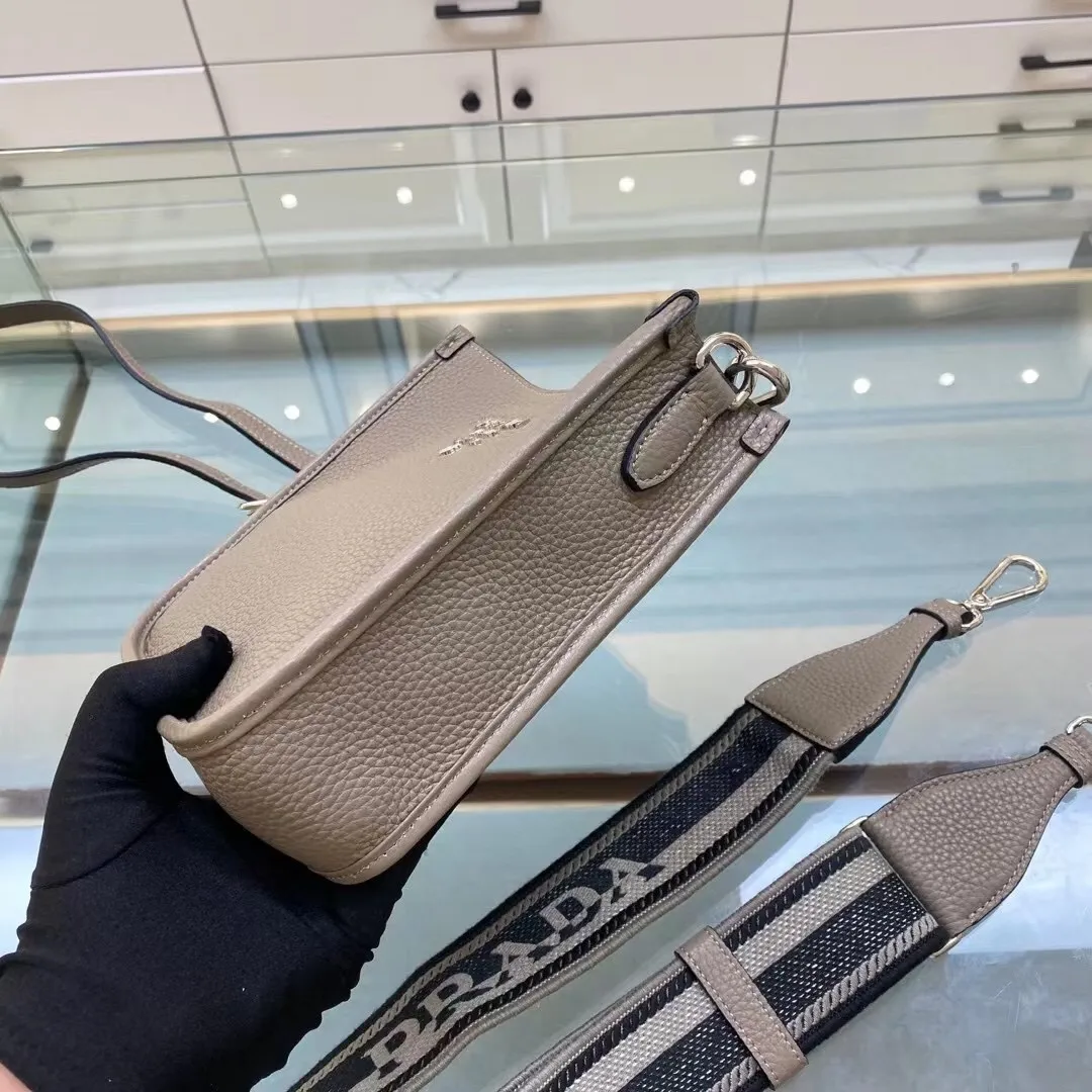 All categories Official website "Brand Women's Bags" Women's Bags 💙 PRADA 2022 official new Prada crossbody bag wholesale Original order quality 58005500 Size: 20-19-6Cm