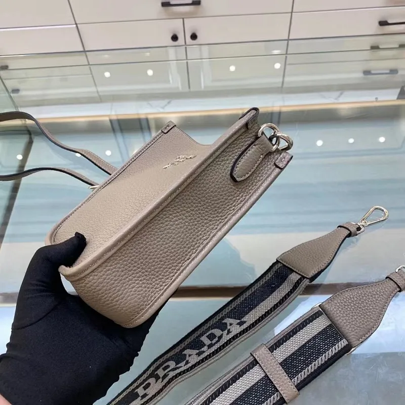 All categories Official website "Brand Women's Bags" Women's Bags 💙 PRADA 2022 official new Prada crossbody bag wholesale Original order quality 58005500 Size: 20-19-6Cm