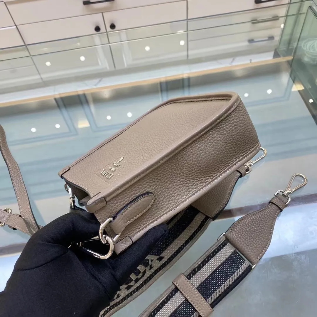All categories Official website "Brand Women's Bags" Women's Bags 💙 PRADA 2022 official new Prada crossbody bag wholesale Original order quality 58005500 Size: 20-19-6Cm