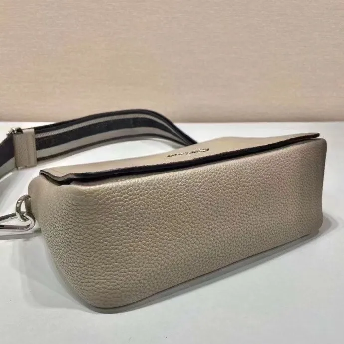 All categories Official website "Brand Women's Bags" Women's Bags 💙 PRADA 2022 official new Prada crossbody bag wholesale Original order quality 58005900 Size: 23-18-9Cm