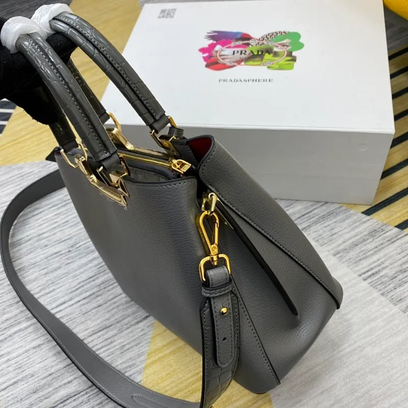 All categories Official website "Brand Women's Bags" Women's Bags 💙 PRADA 2022 official new Prada imported calfskin crossbody bag wholesale 58002500 High quality Size: 30-22-14CM