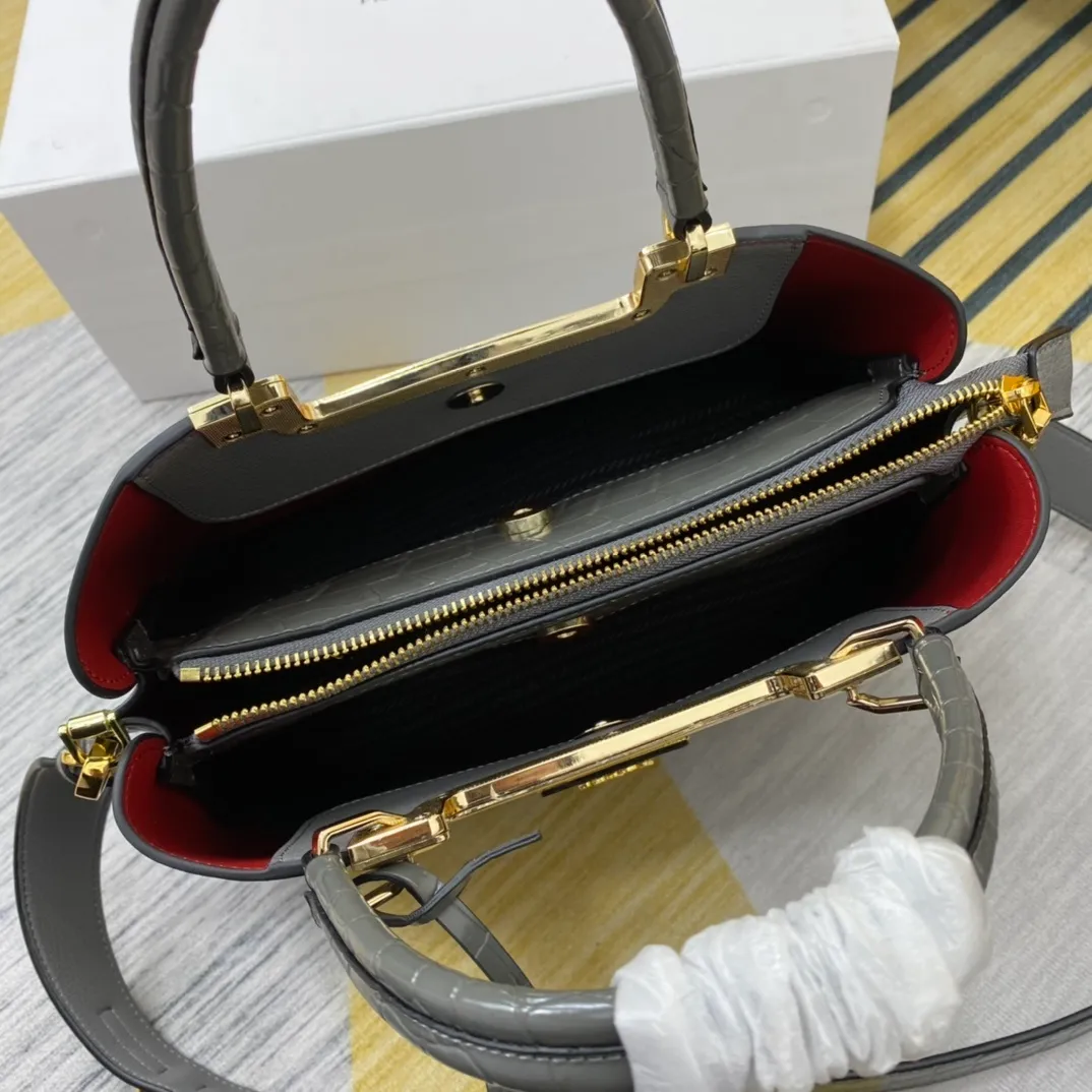All categories Official website "Brand Women's Bags" Women's Bags 💙 PRADA 2022 official new Prada imported calfskin crossbody bag wholesale 58002500 High quality Size: 30-22-14CM