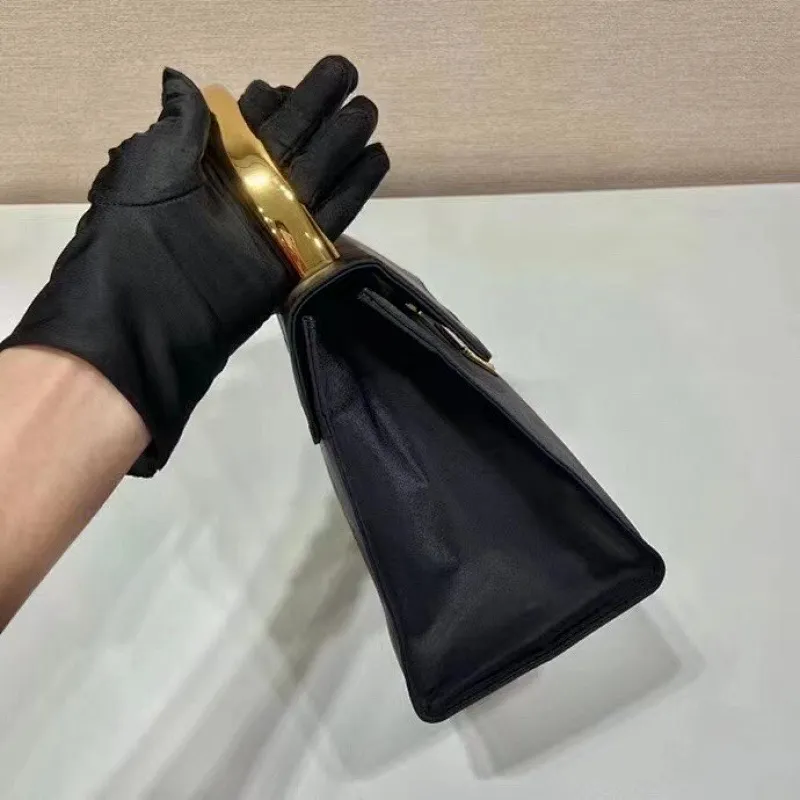 All categories Official website "Brand Women's Bags" Women's Bags 💙 PRADA 2022 official new Prada handbag wholesale Original order quality 58003800 Size: 21-17-12Cm