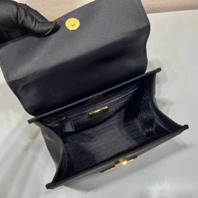All categories Official website "Brand Women's Bags" Women's Bags 💙 PRADA 2022 official new Prada handbag wholesale Original order quality 58003800 Size: 21-17-12Cm