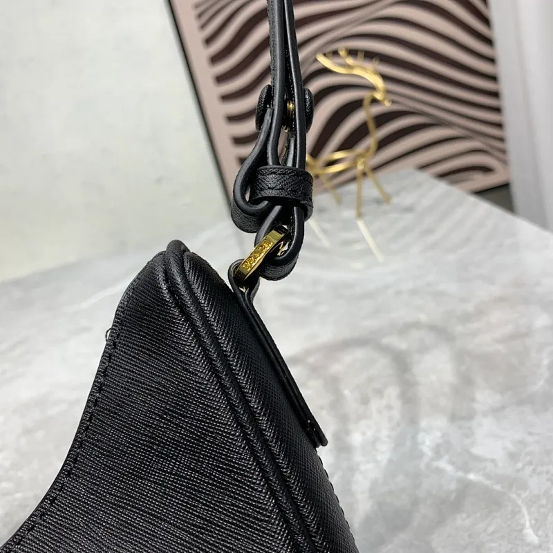 All Categories Official Website "Brand Women's Bags" Women's Bags 💙 PRADA Prada 2022 counter latest hobo women's full leather armpit bag 1BH307 is made of cross-grain cowhide imported from Italy, triangle brand metal hardware, equipped with a small tag keychain, 80 cm adjustable shoulder strap, single shoulder + crossbody + handheld multi-functional carrying method, cloth lining, 175 OEM code. size: