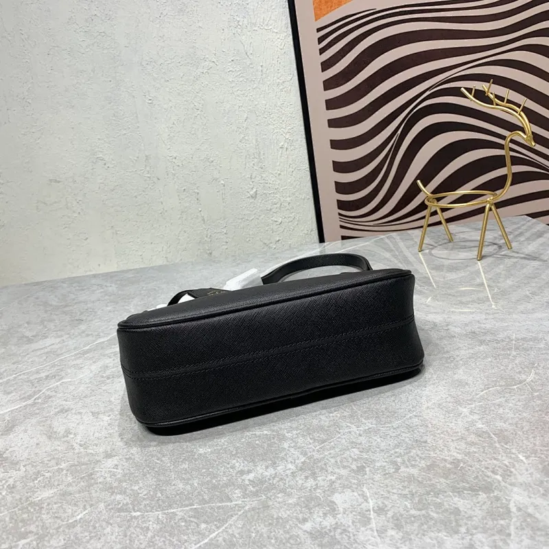 All Categories Official Website "Brand Women's Bags" Women's Bags 💙 PRADA Prada 2022 counter latest hobo women's full leather armpit bag 1BH307 is made of cross-grain cowhide imported from Italy, triangle brand metal hardware, equipped with a small tag keychain, 80 cm adjustable shoulder strap, single shoulder + crossbody + handheld multi-functional carrying method, cloth lining, 175 OEM code. size: