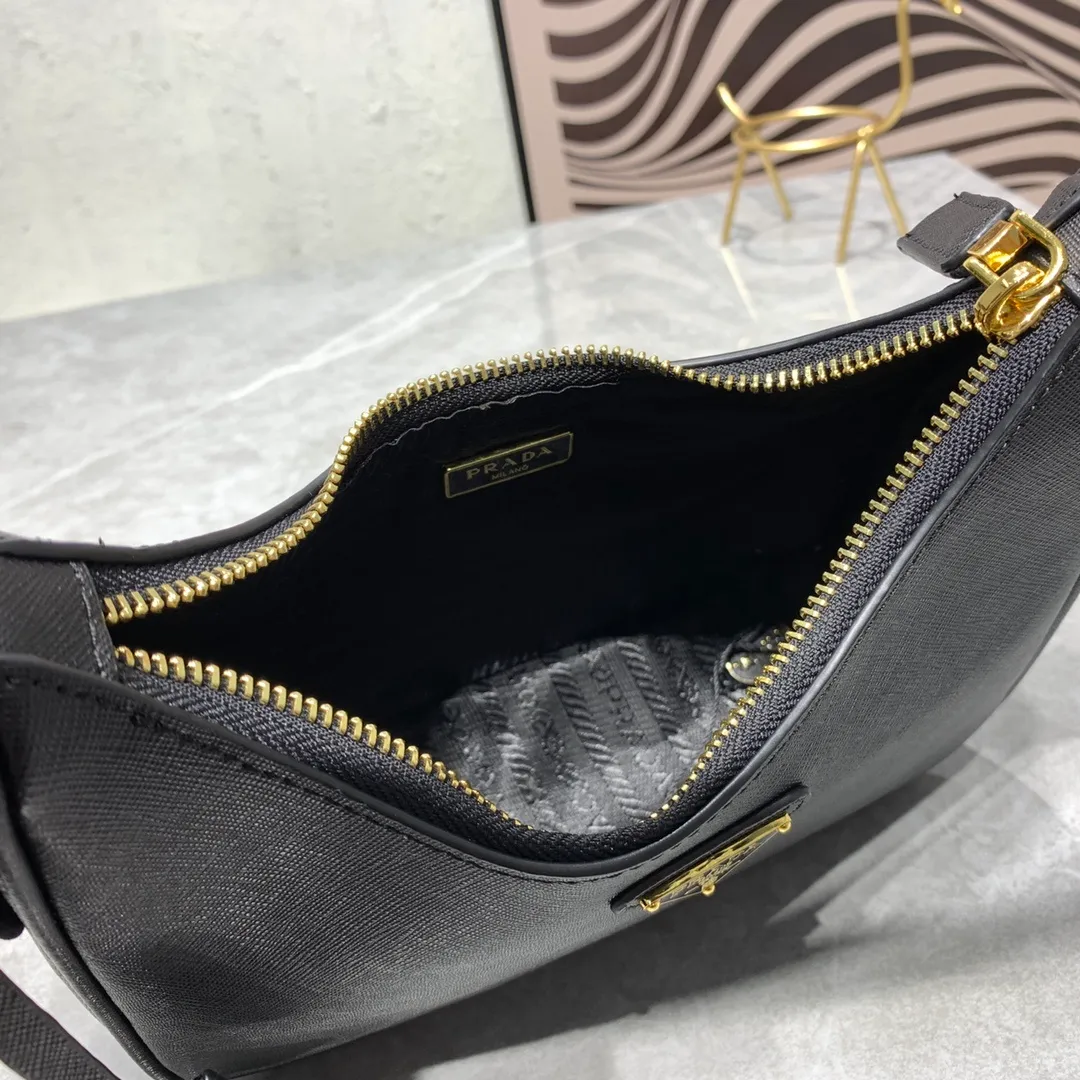 All Categories Official Website "Brand Women's Bags" Women's Bags 💙 PRADA Prada 2022 counter latest hobo women's full leather armpit bag 1BH307 is made of cross-grain cowhide imported from Italy, triangle brand metal hardware, equipped with a small tag keychain, 80 cm adjustable shoulder strap, single shoulder + crossbody + handheld multi-functional carrying method, cloth lining, 175 OEM code. size: