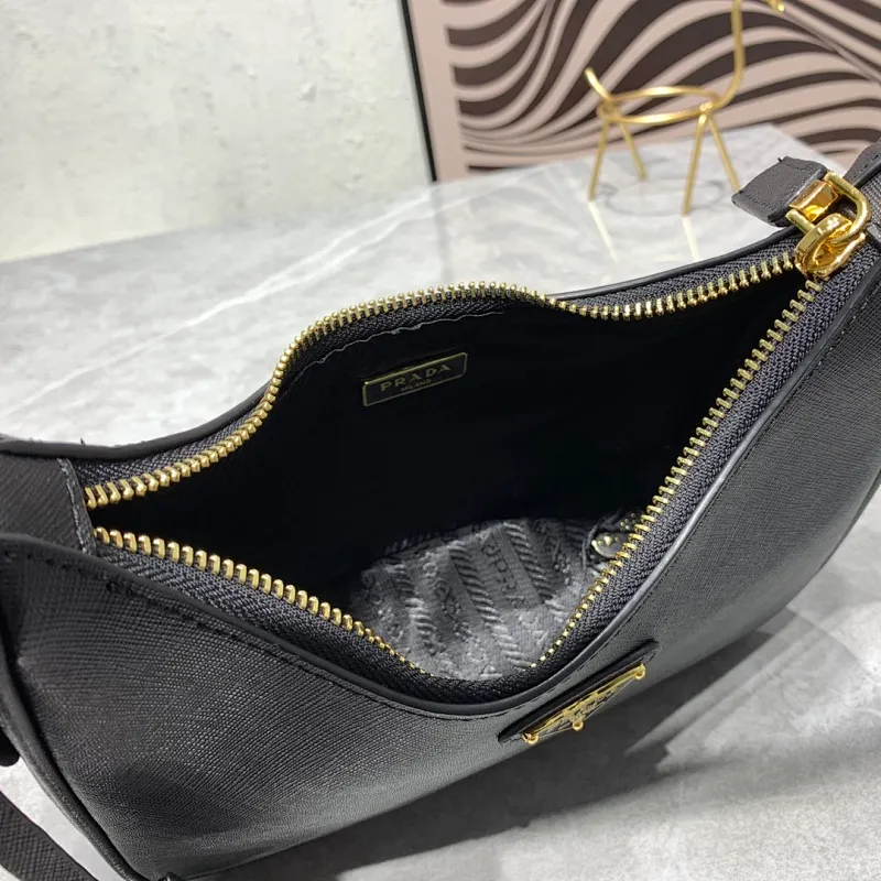 All Categories Official Website "Brand Women's Bags" Women's Bags 💙 PRADA Prada 2022 counter latest hobo women's full leather armpit bag 1BH307 is made of cross-grain cowhide imported from Italy, triangle brand metal hardware, equipped with a small tag keychain, 80 cm adjustable shoulder strap, single shoulder + crossbody + handheld multi-functional carrying method, cloth lining, 175 OEM code. size:
