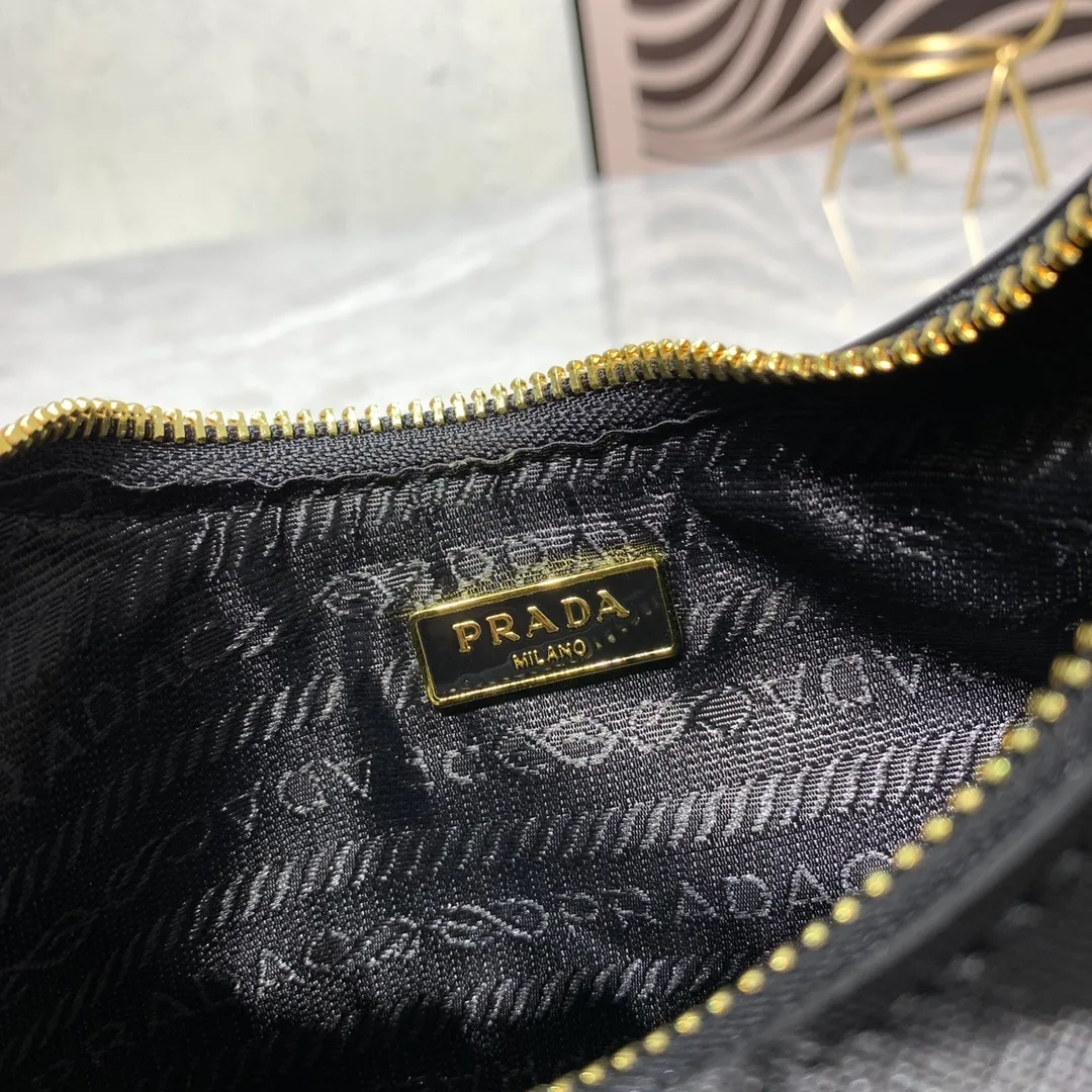 All Categories Official Website "Brand Women's Bags" Women's Bags 💙 PRADA Prada 2022 counter latest hobo women's full leather armpit bag 1BH307 is made of cross-grain cowhide imported from Italy, triangle brand metal hardware, equipped with a small tag keychain, 80 cm adjustable shoulder strap, single shoulder + crossbody + handheld multi-functional carrying method, cloth lining, 175 OEM code. size: