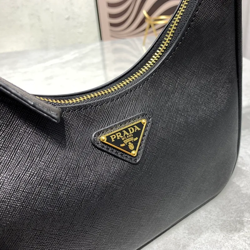 All Categories Official Website "Brand Women's Bags" Women's Bags 💙 PRADA Prada 2022 counter latest hobo women's full leather armpit bag 1BH307 is made of cross-grain cowhide imported from Italy, triangle brand metal hardware, equipped with a small tag keychain, 80 cm adjustable shoulder strap, single shoulder + crossbody + handheld multi-functional carrying method, cloth lining, 175 OEM code. size: