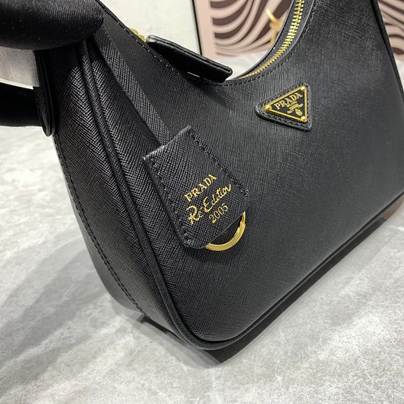 All Categories Official Website "Brand Women's Bags" Women's Bags 💙 PRADA Prada 2022 counter latest hobo women's full leather armpit bag 1BH307 is made of cross-grain cowhide imported from Italy, triangle brand metal hardware, equipped with a small tag keychain, 80 cm adjustable shoulder strap, single shoulder + crossbody + handheld multi-functional carrying method, cloth lining, 175 OEM code. size: