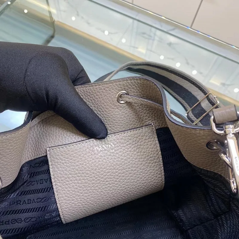 All categories Official website "Brand Women's Bags" Women's Bags 💙 PRADA 2022 Official New Prada Bucket Bag Wholesale Original Order Quality 58006000 Size: 20-25-14Cm