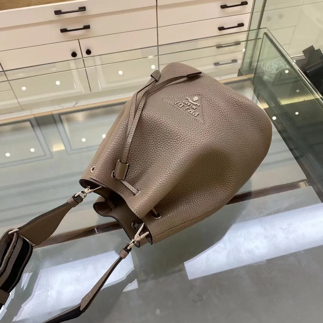 All categories Official website "Brand Women's Bags" Women's Bags 💙 PRADA 2022 Official New Prada Bucket Bag Wholesale Original Order Quality 58006000 Size: 20-25-14Cm