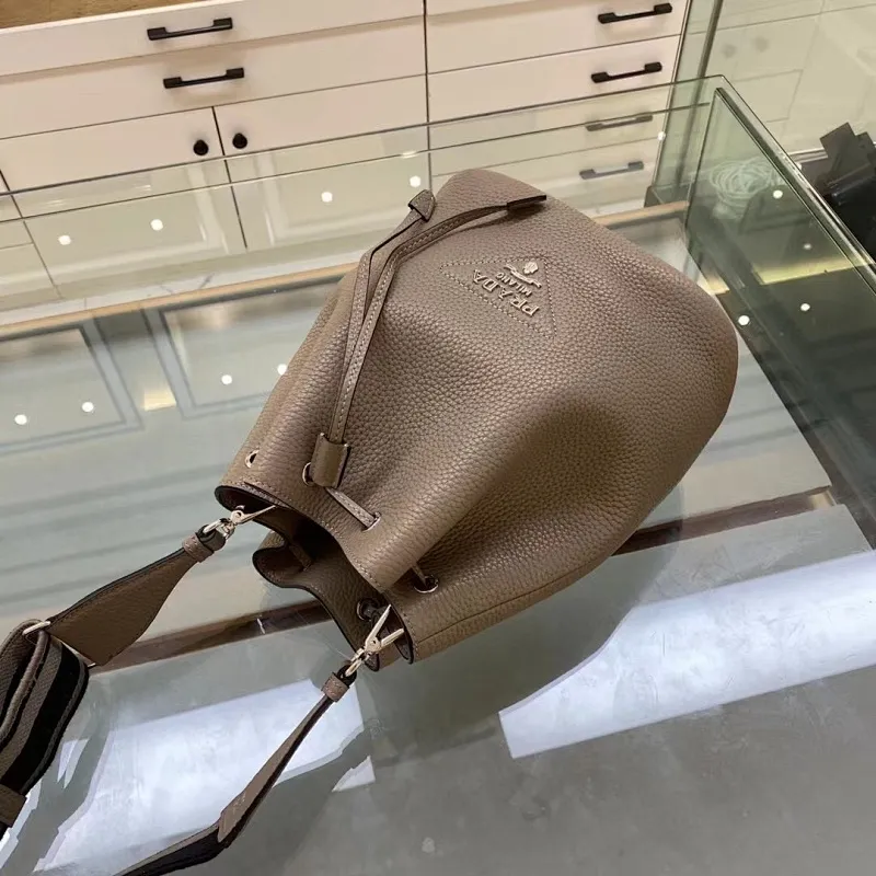 All categories Official website "Brand Women's Bags" Women's Bags 💙 PRADA 2022 Official New Prada Bucket Bag Wholesale Original Order Quality 58006000 Size: 20-25-14Cm