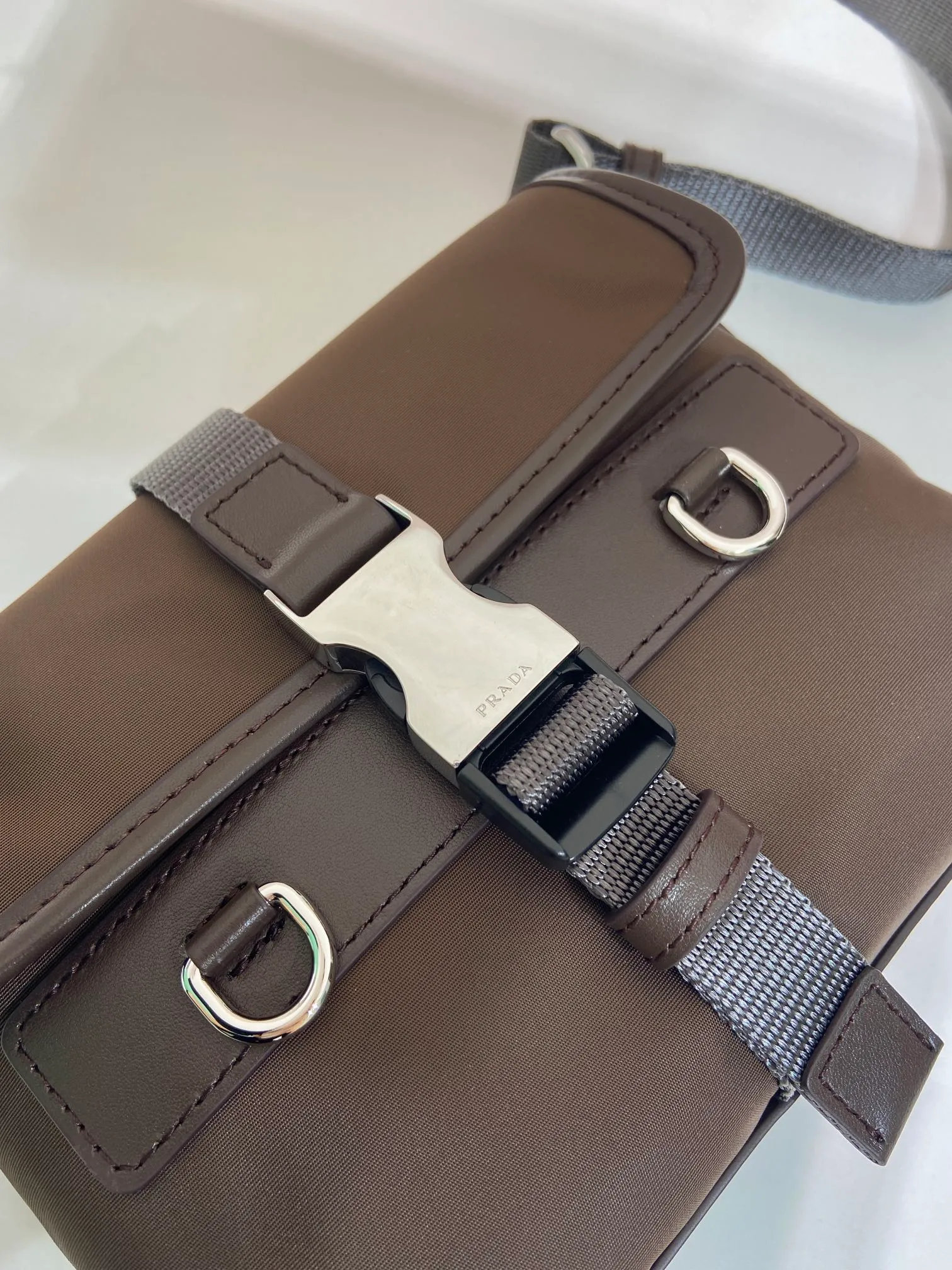 💰920🎉New 🎉2ZT071 Cell Phone Case🎉🎉 This sophisticated and modern smartphone case is made of Re-Nylon. Versatile accessory with leather details and practical removable and adjustable shoulder strap. An enameled metal triangle logo adds a signature note. Equipped with two card slots🎉🎉, the upper body effect is fashionable and classy, ​​hurry up and get it, it is another popular style that will never go out of style🎉🎉 Length 19x height 13x bottom 5.5cm🎉🎉🎉💰💰💰