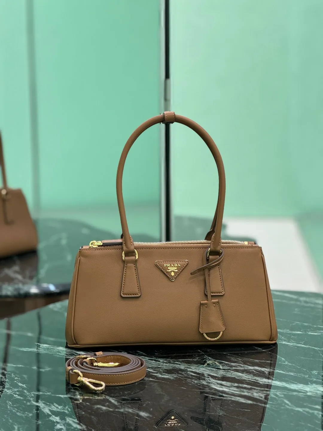 💰1760🌟Long handle killer bag Saffiano leather Double leather handles Removable adjustable leather shoulder strap Gold-plated hardware Removable leather key ring with metal engraved logo on triangular leather Side snap closure Two zippered outer pockets Three inner pockets, including one zippered pocket Soft sheepskin lining~ Dimensions: 30×14×11cm Model: 1BA457