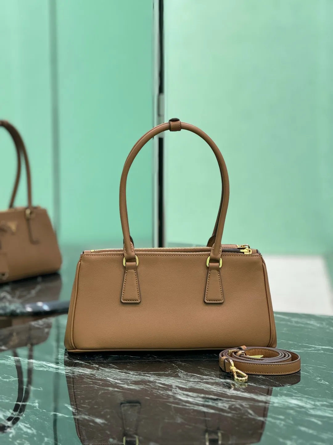 💰1760🌟Long handle killer bag Saffiano leather Double leather handles Removable adjustable leather shoulder strap Gold-plated hardware Removable leather key ring with metal engraved logo on triangular leather Side snap closure Two zippered outer pockets Three inner pockets, including one zippered pocket Soft sheepskin lining~ Dimensions: 30×14×11cm Model: 1BA457