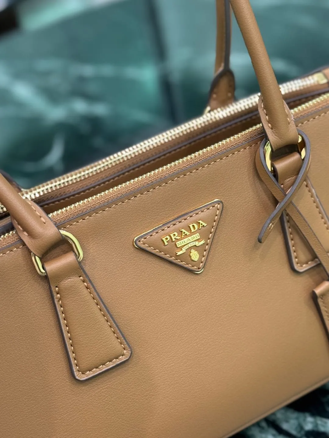 💰1760🌟Long handle killer bag Saffiano leather Double leather handles Removable adjustable leather shoulder strap Gold-plated hardware Removable leather key ring with metal engraved logo on triangular leather Side snap closure Two zippered outer pockets Three inner pockets, including one zippered pocket Soft sheepskin lining~ Dimensions: 30×14×11cm Model: 1BA457