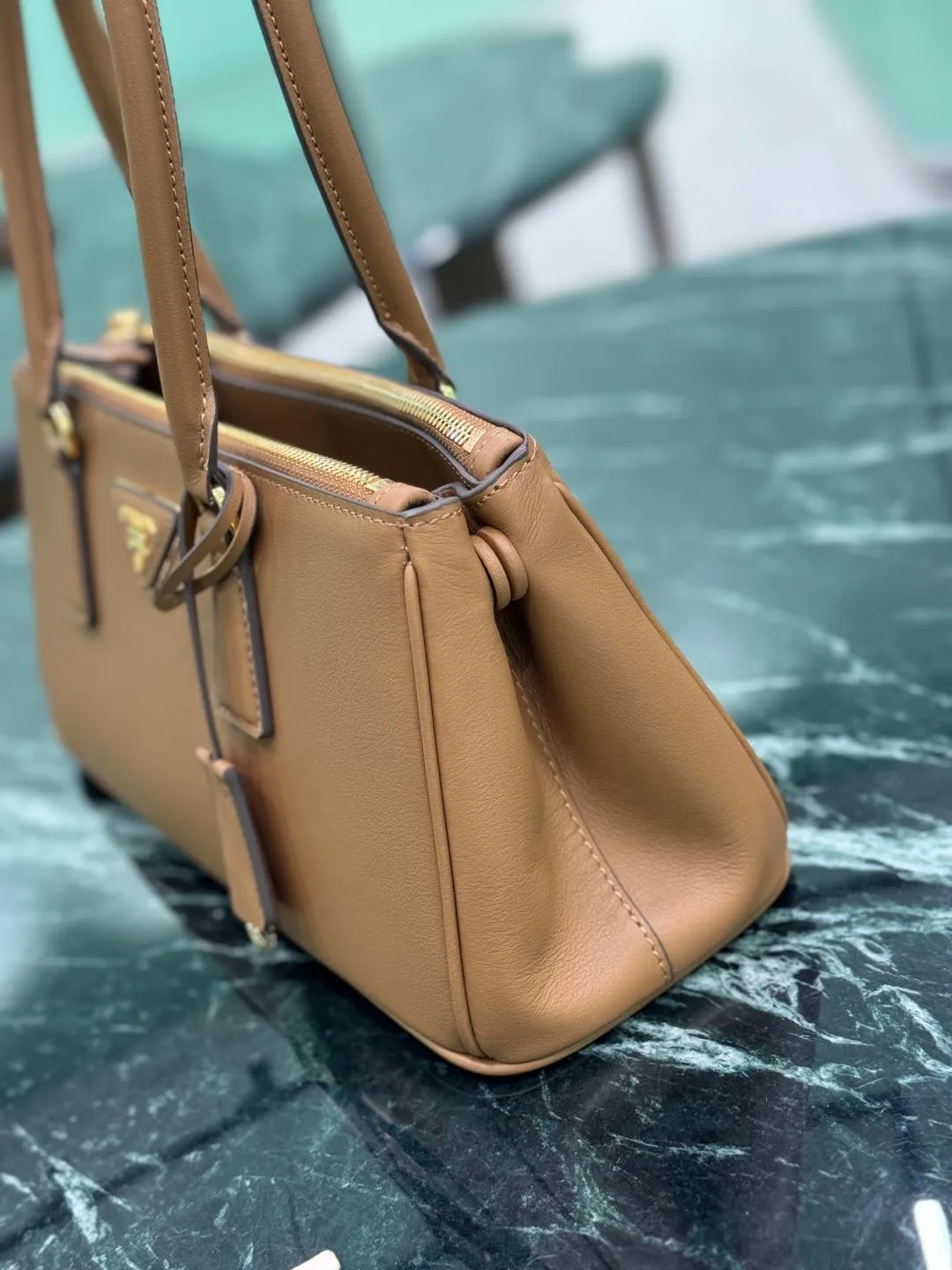 💰1760🌟Long handle killer bag Saffiano leather Double leather handles Removable adjustable leather shoulder strap Gold-plated hardware Removable leather key ring with metal engraved logo on triangular leather Side snap closure Two zippered outer pockets Three inner pockets, including one zippered pocket Soft sheepskin lining~ Dimensions: 30×14×11cm Model: 1BA457