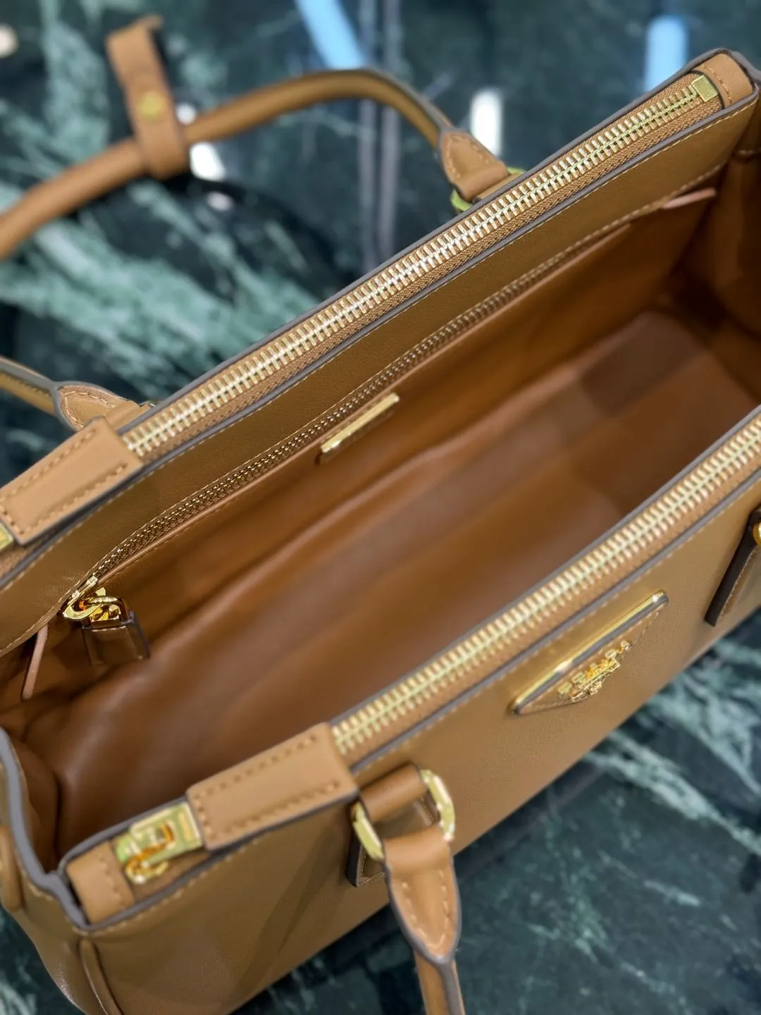💰1760🌟Long handle killer bag Saffiano leather Double leather handles Removable adjustable leather shoulder strap Gold-plated hardware Removable leather key ring with metal engraved logo on triangular leather Side snap closure Two zippered outer pockets Three inner pockets, including one zippered pocket Soft sheepskin lining~ Dimensions: 30×14×11cm Model: 1BA457
