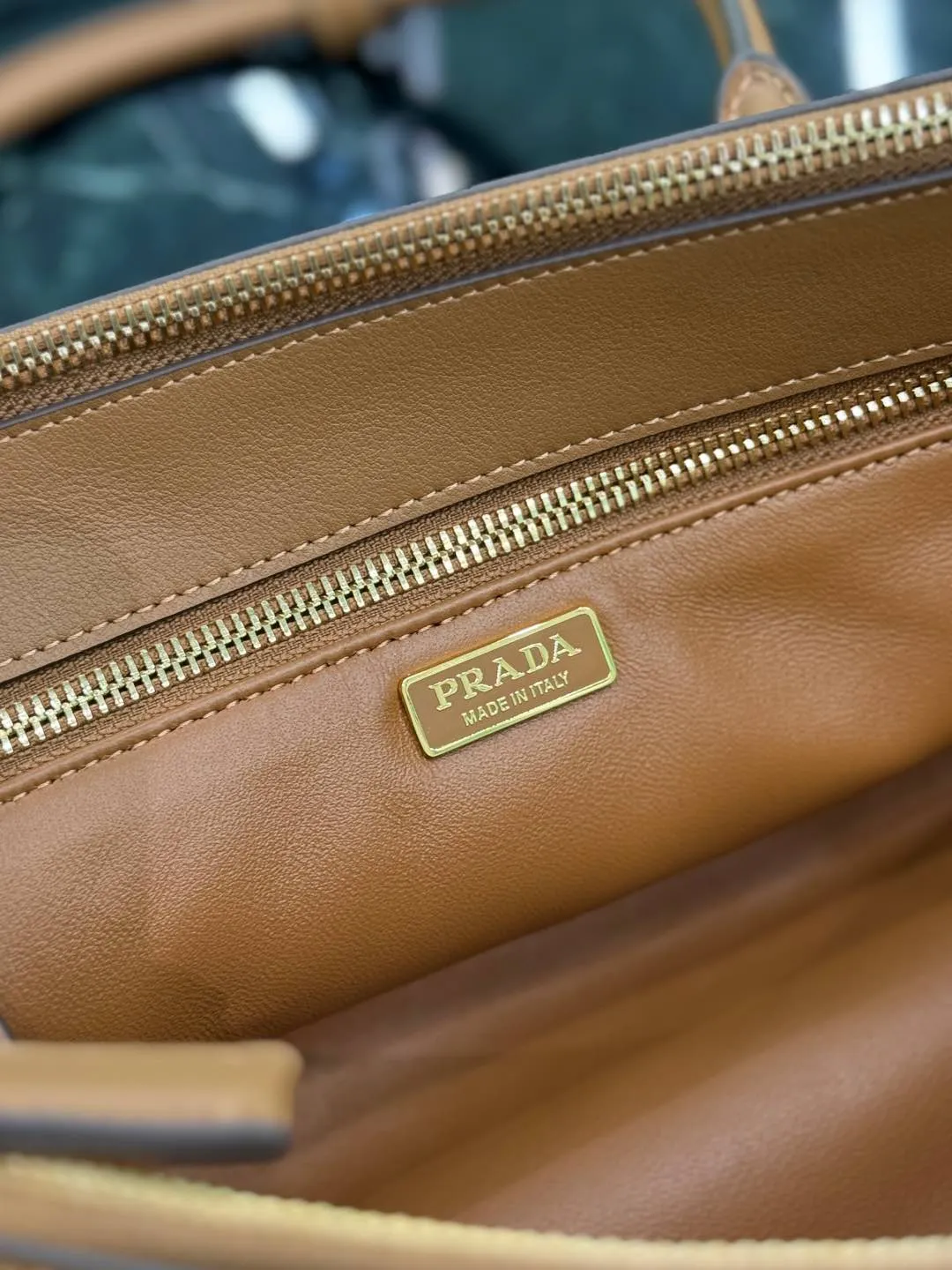 💰1760🌟Long handle killer bag Saffiano leather Double leather handles Removable adjustable leather shoulder strap Gold-plated hardware Removable leather key ring with metal engraved logo on triangular leather Side snap closure Two zippered outer pockets Three inner pockets, including one zippered pocket Soft sheepskin lining~ Dimensions: 30×14×11cm Model: 1BA457