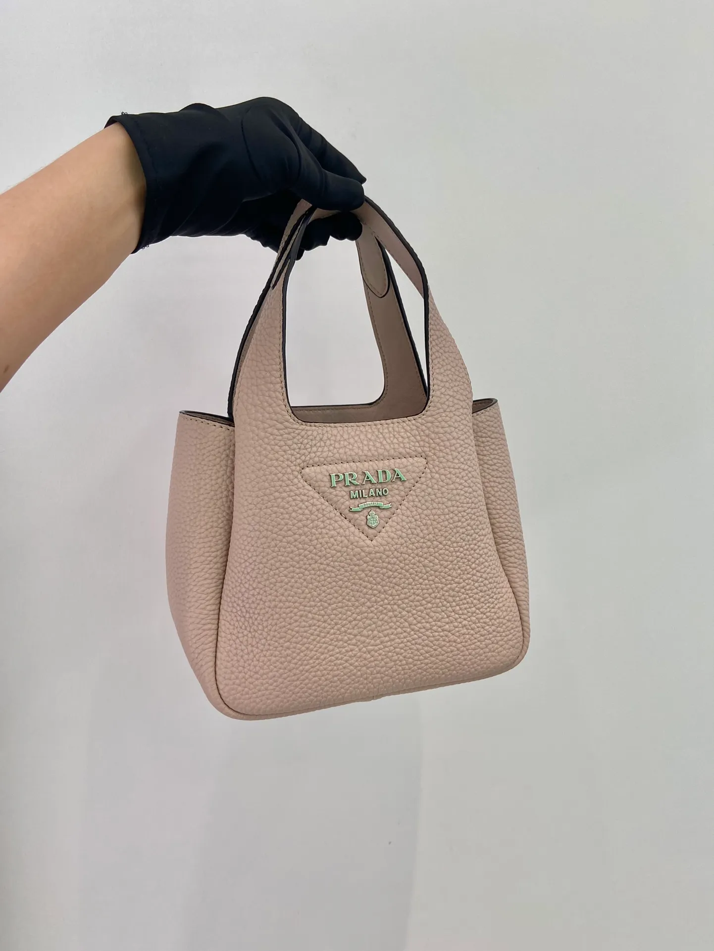 💰1520🎉mini vegetable basket🎉1BA349🎉🎉mini size😘😘 This mini vegetable basket is made of imported deerskin pattern, with imported lambskin inside. It has many grids and feels very soft/lightweight. The classic mini is good-looking and easy to use👏👏. The upper body effect is cute and cute. It’s so beautiful. Limited edition/popular model at the counter. Get it now🎉🎉 Length 18x Height 16x Bottom 10cm🎉🎉🎉👏👏👏