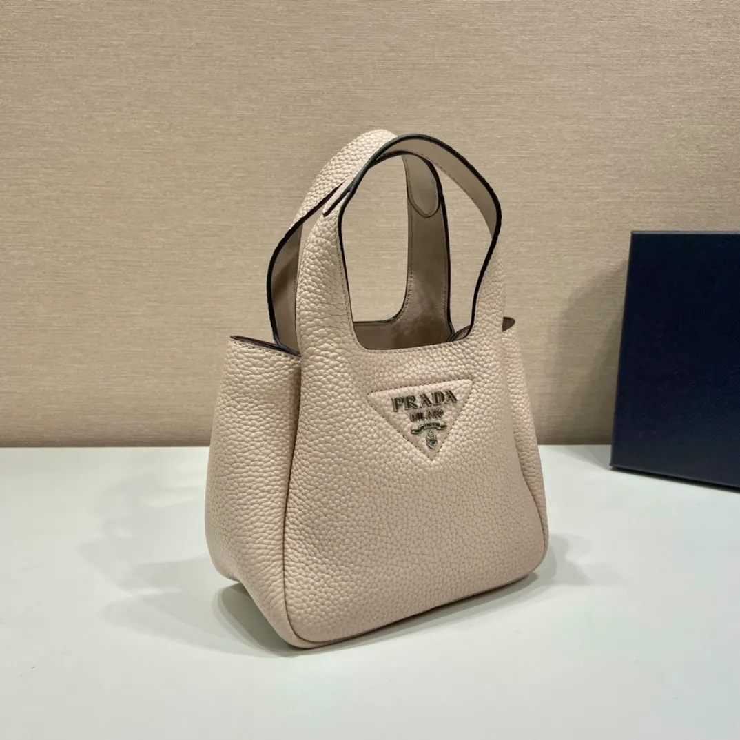 💰1520🎉mini vegetable basket🎉1BA349🎉🎉mini size😘😘 This mini vegetable basket is made of imported deerskin pattern, with imported lambskin inside. It has many grids and feels very soft/lightweight. The classic mini is good-looking and easy to use👏👏. The upper body effect is cute and cute. It’s so beautiful. Limited edition/popular model at the counter. Get it now🎉🎉 Length 18x Height 16x Bottom 10cm🎉🎉🎉👏👏👏