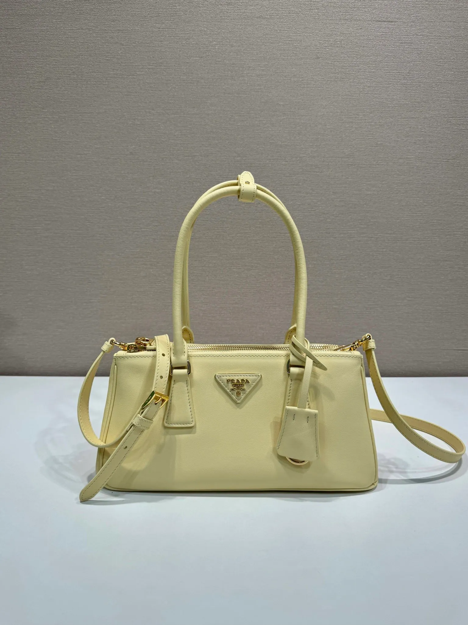 💰1700🎉 New killer bag 🎉 1BA457 new color 🎉🎉 This killer bag is made of imported calfskin, top-grade hardware, equipped with a detachable and adjustable long shoulder strap, large capacity space, and the upper body is very beautiful. Yes, it is back with double cleats, and it is another popular style that will never go out of style 🎉 Hurry up and get it 👏👏 Length 28x Height 14x Bottom 10.5cm👏👏👏💰💰💰